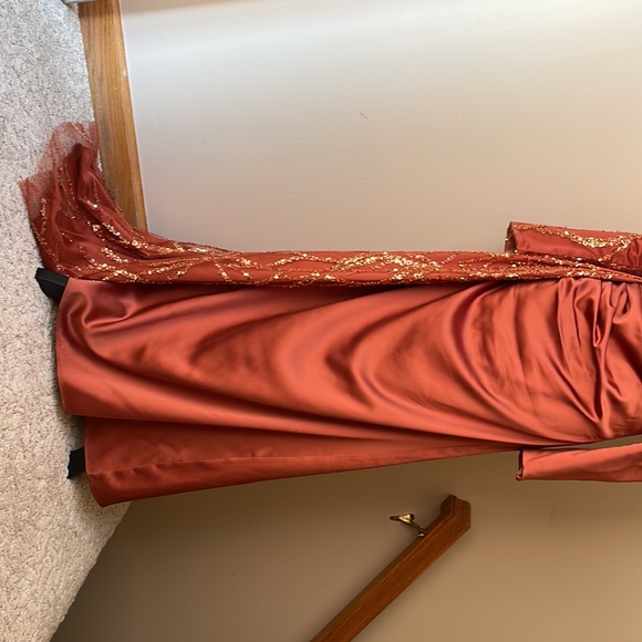 Turkish ballgown dress with beading detail with side train. Size 38 - Picture 3 of 5